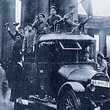 독일 수도, 베를린의 거리를 걷는 혁명가들 (1918년 11월)
