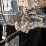 ハッブル宇宙望遠鏡を修理する宇宙飛行士たち