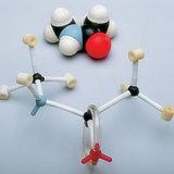 一个N-甲基乙酰胺分子的空间填充以及球棒模型