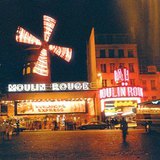 Párizs egyik híres zenés szórakozóhelye, a Moulin Rouge