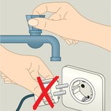 電気機器やアースされた物体に同時に触れないでください