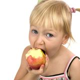 リンゴを食べる女の子