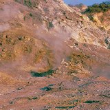 在火山口的含硫气体