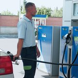 在加油站加油的车