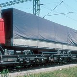 トラックを運ぶ貨物列車